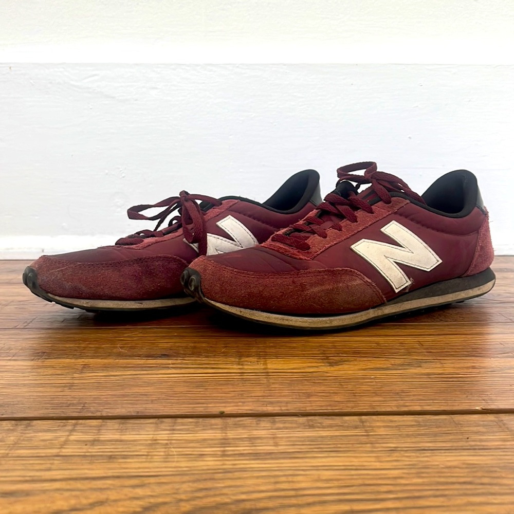 New Balance 410 Trainers in Burgundy